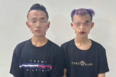 Nhóm "quái xế" rủ nhau ra phố ném chai bia, vác dao tìm đối thủ