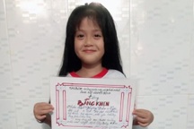 Cháu buồn vì không được giấy khen, ông nội hì hụi làm bằng khen tặng cháu