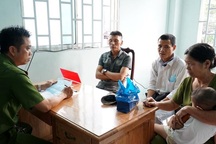 Tài xế xe ôm và vị khách trả lại gần 360 triệu đồng cho người đánh rơi