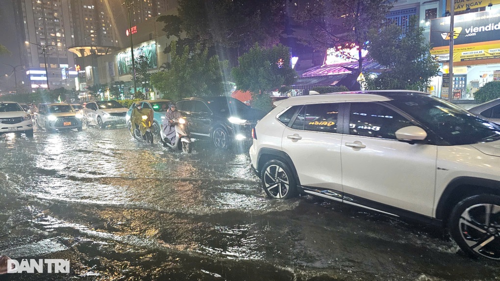 TPHCM mưa lớn do ảnh hưởng áp thấp nhiệt đới, nhiều tuyến đường ngập sâu - 2 TPHCM mưa lớn do ảnh hưởng áp thấp nhiệt đới, nhiều tuyến đường ngập sâu - 2