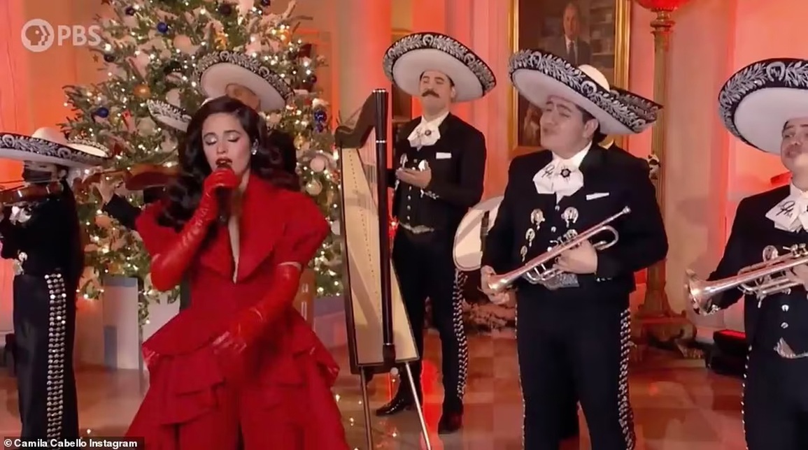 Paris Hilton và em gái ngồi trên lòng ông già Noel - 4 Paris Hilton và em gái ngồi trên lòng ông già Noel - 4