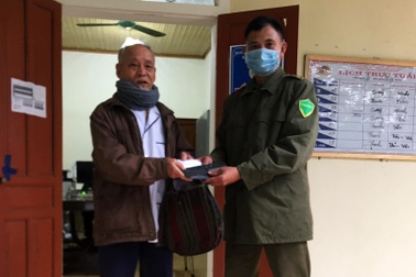 Cụ ông nhận lại toàn bộ lương hưu đánh rơi trên đường đi tiêm vaccine