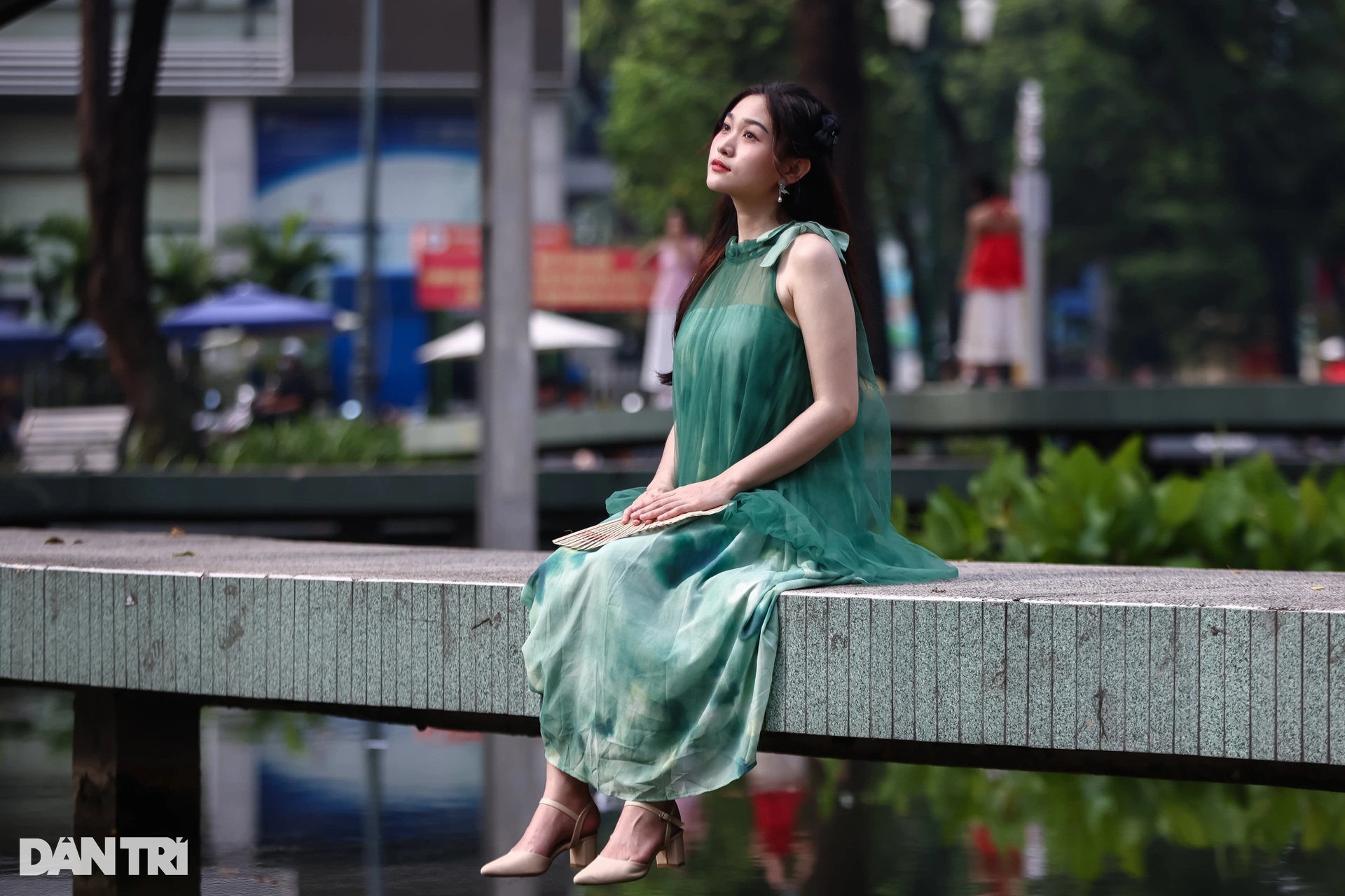 Nàng thơ xúng xính áo dài xuống phố chụp ảnh đón Tết sớm - 11 Nàng thơ xúng xính áo dài xuống phố chụp ảnh đón Tết sớm - 11