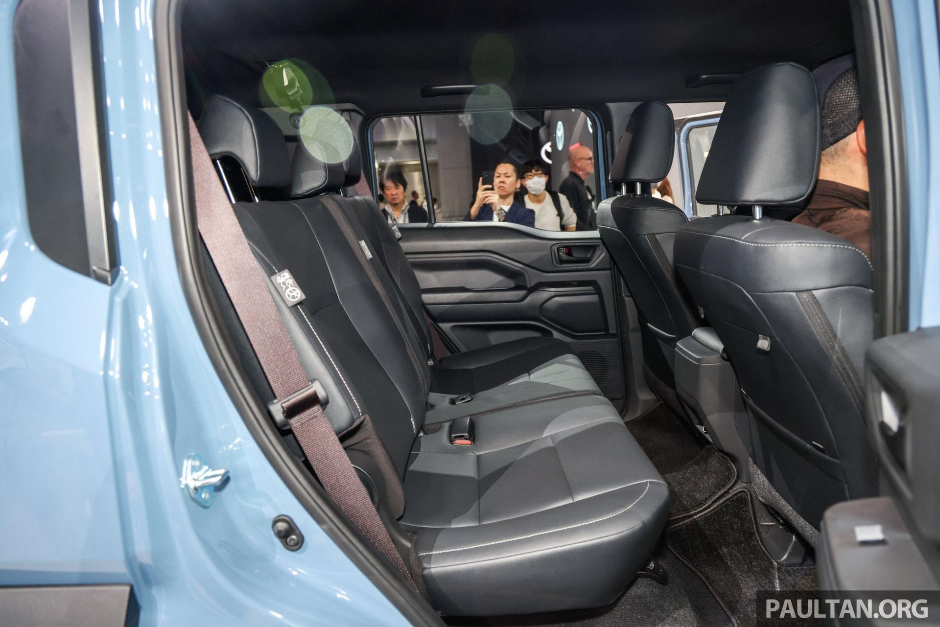 Cận cảnh Toyota Land Cruiser FJ: Off-road “thần sầu”, sẽ bán ở Việt Nam - 10 Cận cảnh Toyota Land Cruiser FJ: Off-road “thần sầu”, sẽ bán ở Việt Nam - 10