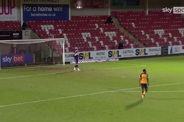 Ngỡ ngàng với siêu phẩm từ hơn 100 mét của... thủ môn