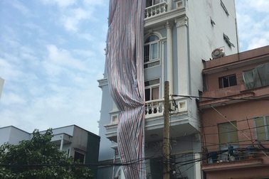 Cưỡng chế tháo dỡ nhà 7 tầng sai phép của Chánh Thanh tra xây dựng quận 10