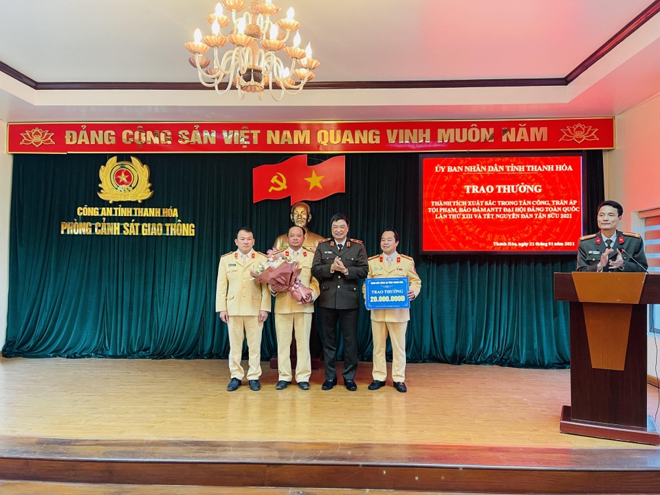 Phá án ma túy lớn, Phòng CSGT được tặng thưởng 50 triệu đồng - 1 Phá án ma túy lớn, Phòng CSGT được tặng thưởng 50 triệu đồng - 1