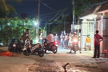 Bố lái ô tô vào sân vô ý cán chết con gái 2 tuổi