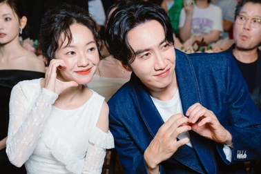 "Hoàng tử châu Á" cao gần 2m đến Việt Nam, sánh đôi Hoàng Hà gây chú ý