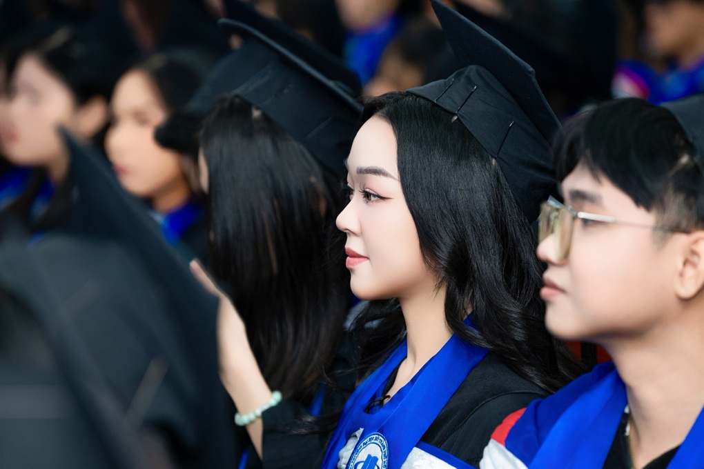 Á hậu Vân Anh rạng rỡ trong ngày tốt nghiệp đại học - 2 Á hậu Vân Anh rạng rỡ trong ngày tốt nghiệp đại học - 2