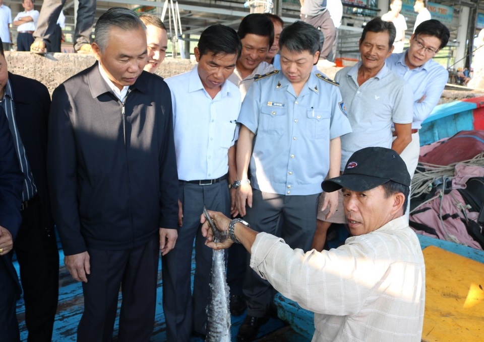 Thứ trưởng Bộ Nông nghiệp lên tàu thăm ngư dân ngày đầu năm mới - 1