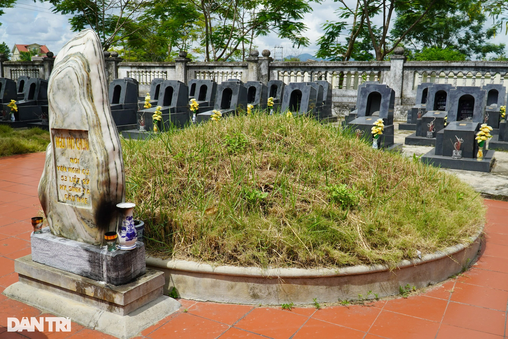 Ngôi mộ chung nơi máu xương của 53 liệt sĩ hòa quyện vào đất - 7 Ngôi mộ chung nơi máu xương của 53 liệt sĩ hòa quyện vào đất - 7