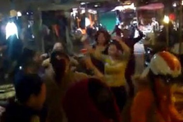 “Flash mob”  ở chợ đại học Vinh: Gia vị cuộc sống, vũ điệu niềm vui…