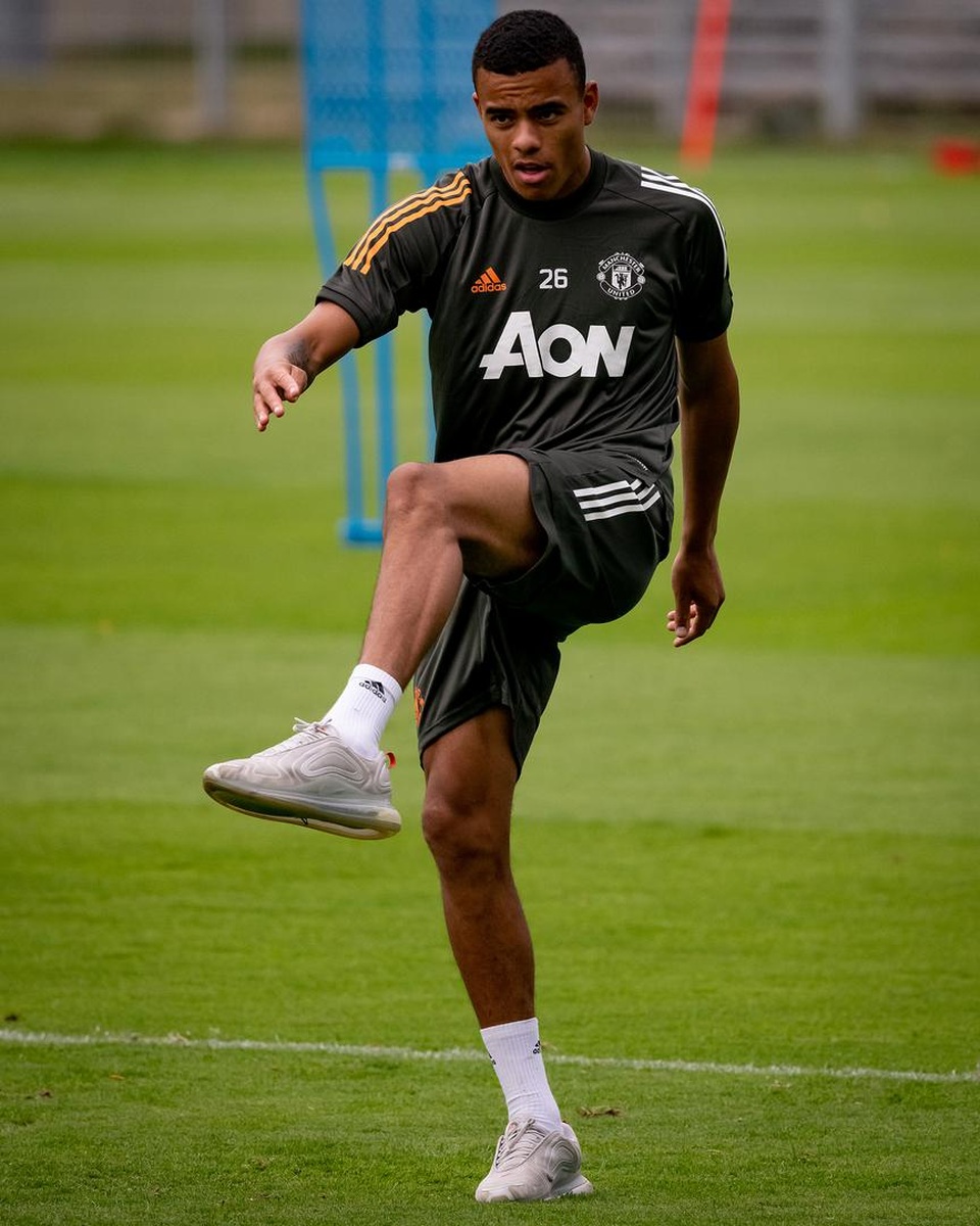 Pogba, Fernandes thoải mái phô diễn kỹ năng trên sân tập của Man Utd - 13 Pogba, Fernandes thoải mái phô diễn kỹ năng trên sân tập của Man Utd - 13