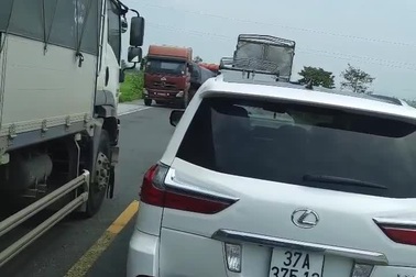 Tài xế xe tải gây phẫn nộ vì ý thức kém khi gặp tắc đường