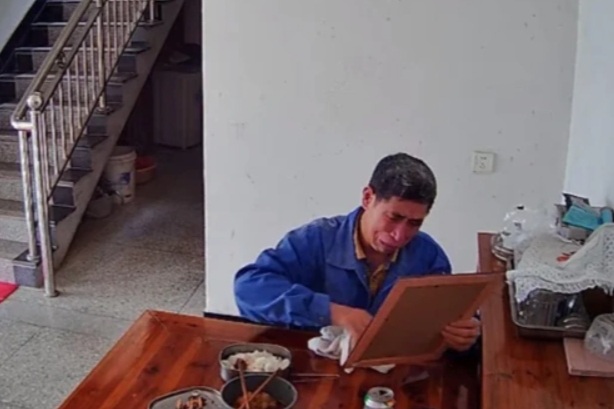 លួចមើលកាមេរ៉ាពីចម្ងាយ ក្មេងស្រីស្រក់ទឹកភ្នែកព្រោះតែទង្វើរបស់ឪពុកចុង - 1 Lén xem camera từ xa, cô gái bật khóc vì hành động của bố dượng - 1