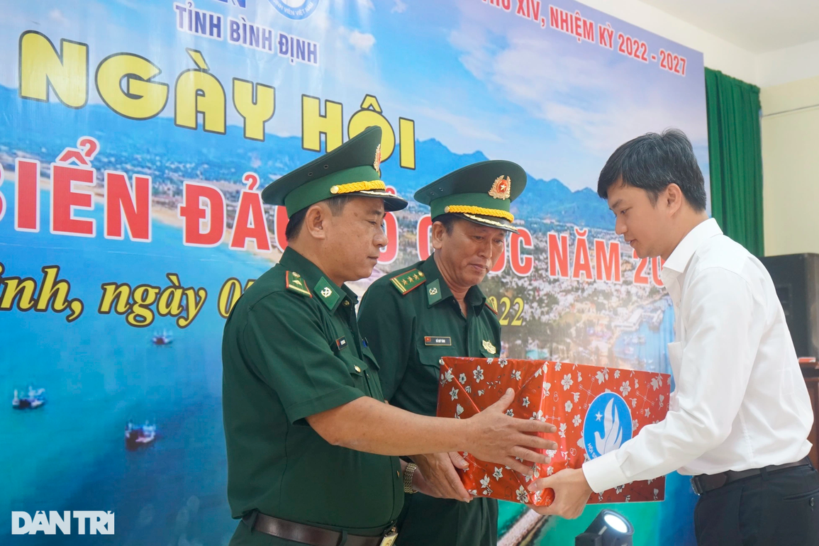 Truyền tình yêu biển, đảo Tổ quốc đến học sinh, sinh viên - 4 Truyền tình yêu biển, đảo Tổ quốc đến học sinh, sinh viên - 4