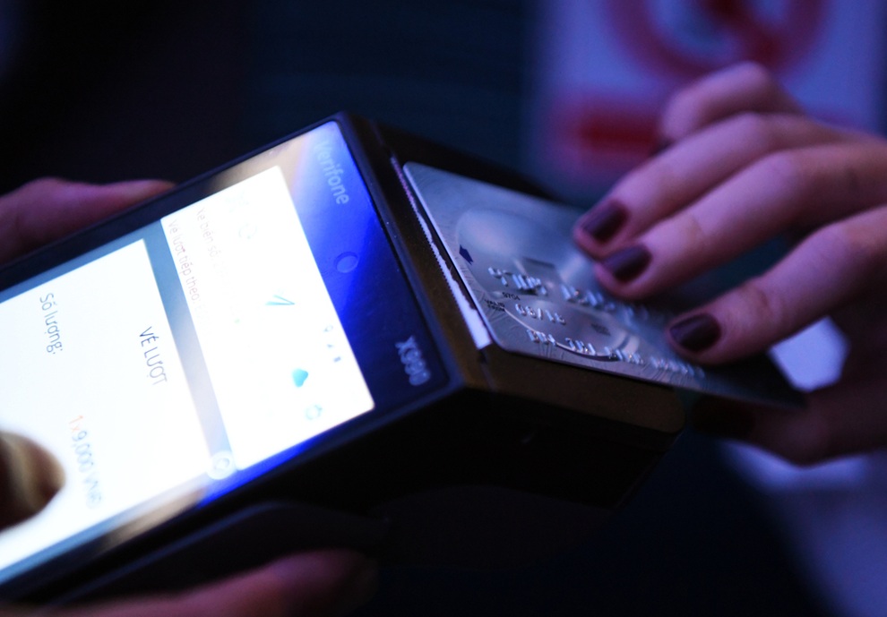 Hành khách thích thú khi lần đầu được đi xe buýt điện thân thiện với môi trường - 4