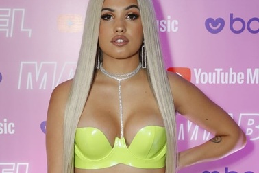 Ca sỹ 9X Mabel bốc lửa tái xuất