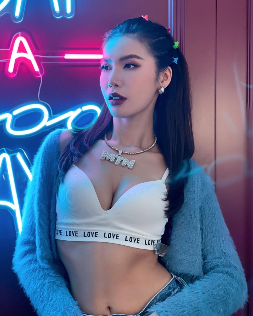 Mỹ nhân Việt ở nhà khoe eo đọ sexy thời kỳ đói công việc hái ra tiền - 16 Mỹ nhân Việt ở nhà khoe eo đọ sexy thời kỳ đói công việc hái ra tiền - 16