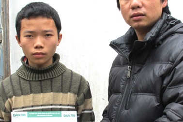 Mẹ con chị Võ Thị Tý xúc động đón nhận quà bạn đọc 