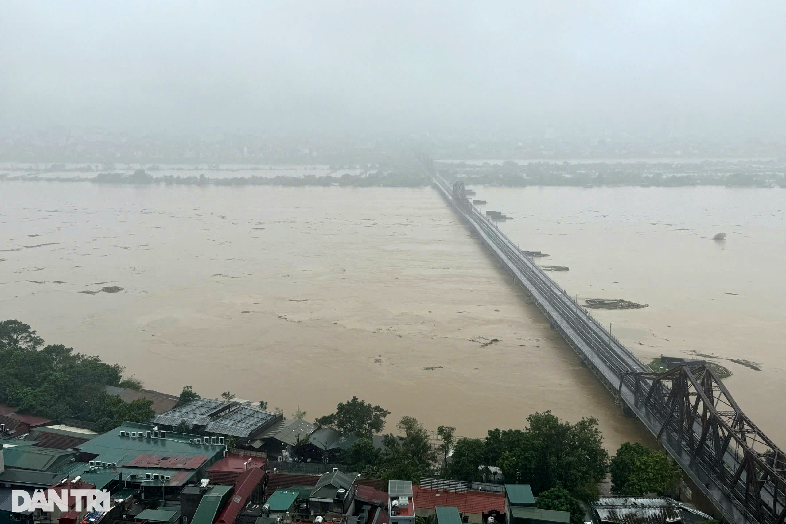 View - Nước sông Hồng vượt báo động 2, người dân ven đê vội vã sơ tán khẩn cấp | Báo Dân trí