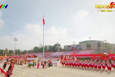 Tùng Dương và Đào Tố Loan hát "Việt Nam ơi, cùng bước tới vinh quang"