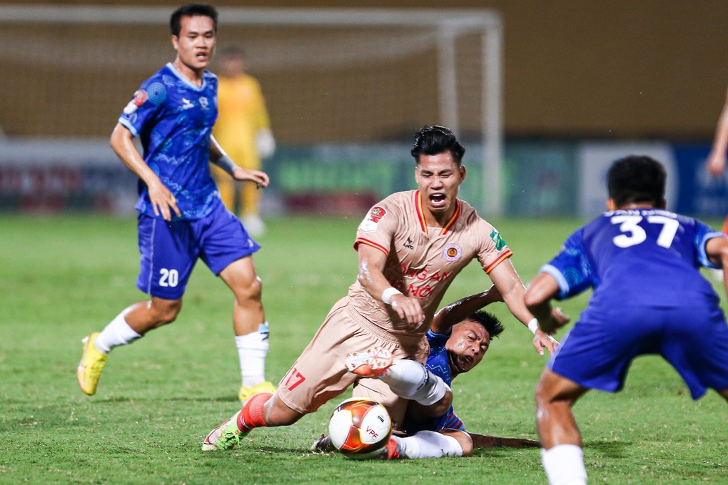 Lê Văn Đô chấn thương nặng trong ngày CLB Công An Hà Nội bị cầm hòa - 8 Lê Văn Đô chấn thương nặng trong ngày CLB Công An Hà Nội bị cầm hòa - 8