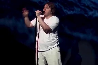 Ca sĩ bị co giật trong lúc biểu diễn, các fan đồng thanh hát thay