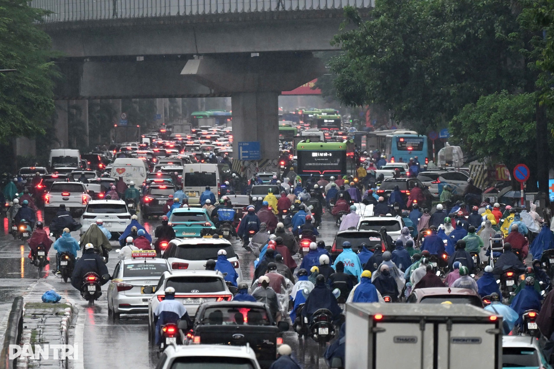 Mưa rả rích kéo dài, giao thông Hà Nội tê liệt nhiều tuyến đường - 7