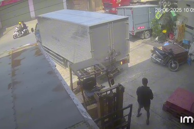 Tài xế xe tải bất cẩn, gây họa cho chính mình và người khác