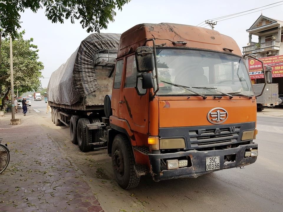 CSGT “bắt tại trận” xe quá tải 155%, tài xế gọi cứu viện bất thành - 2 CSGT “bắt tại trận” xe quá tải 155%, tài xế gọi cứu viện bất thành - 2