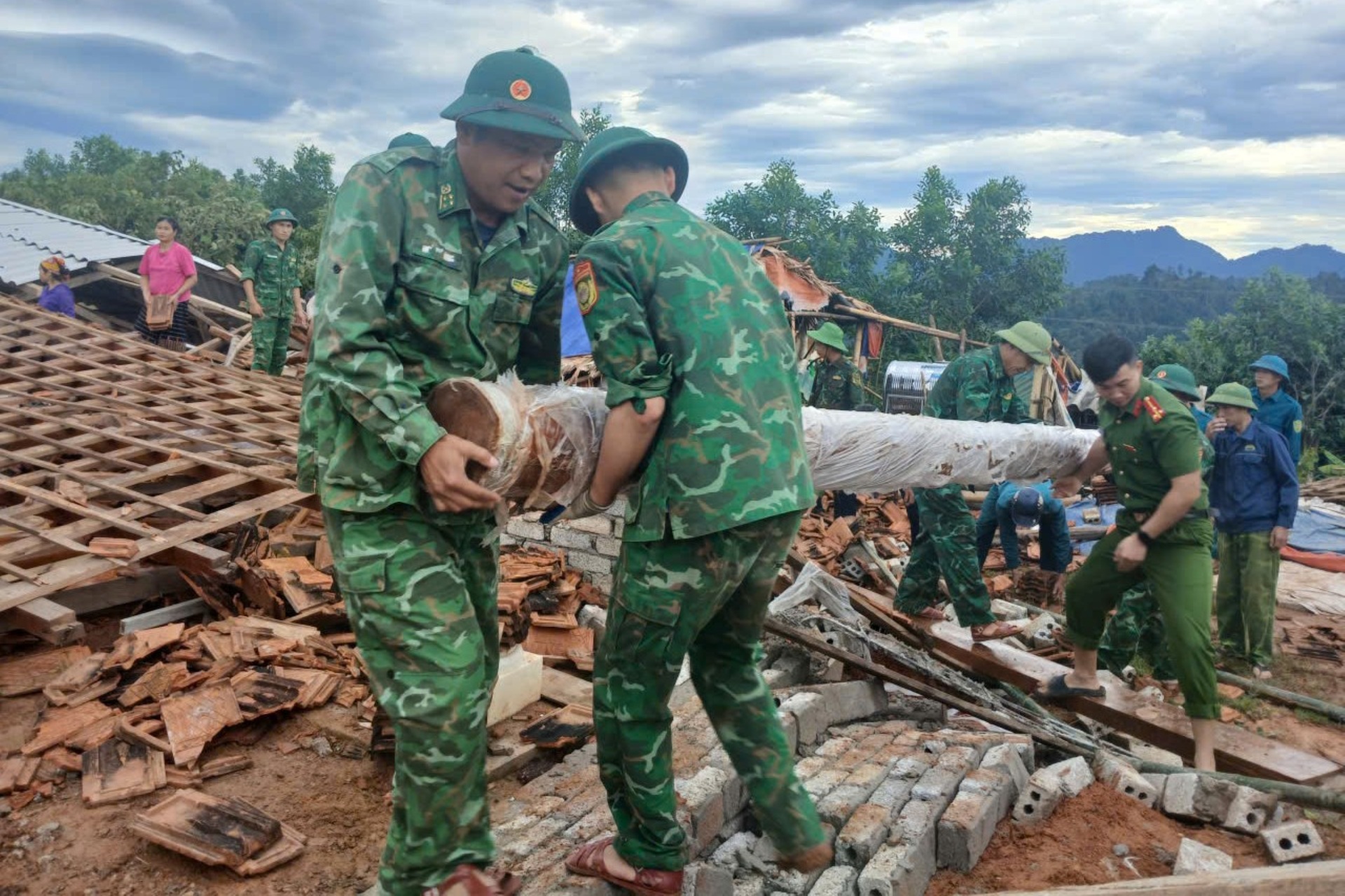 Cảnh tan hoang sau trận lốc xoáy càn quét 30 phút ở Nghệ An - 5 Cảnh tan hoang sau trận lốc xoáy càn quét 30 phút ở Nghệ An - 5