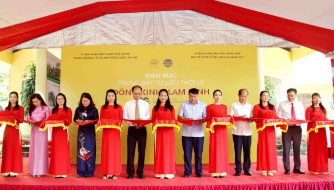 Lễ cắt băng khai mạc trưng bày