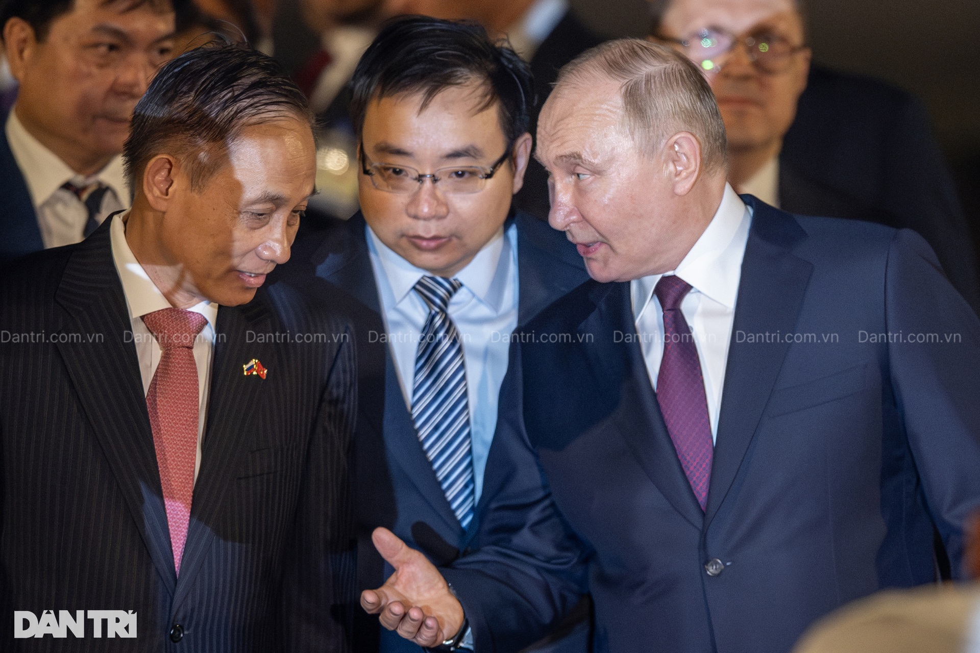Hình ảnh Tổng thống Nga Putin tại sân bay Nội Bài - 8 Hình ảnh Tổng thống Nga Putin tại sân bay Nội Bài - 8