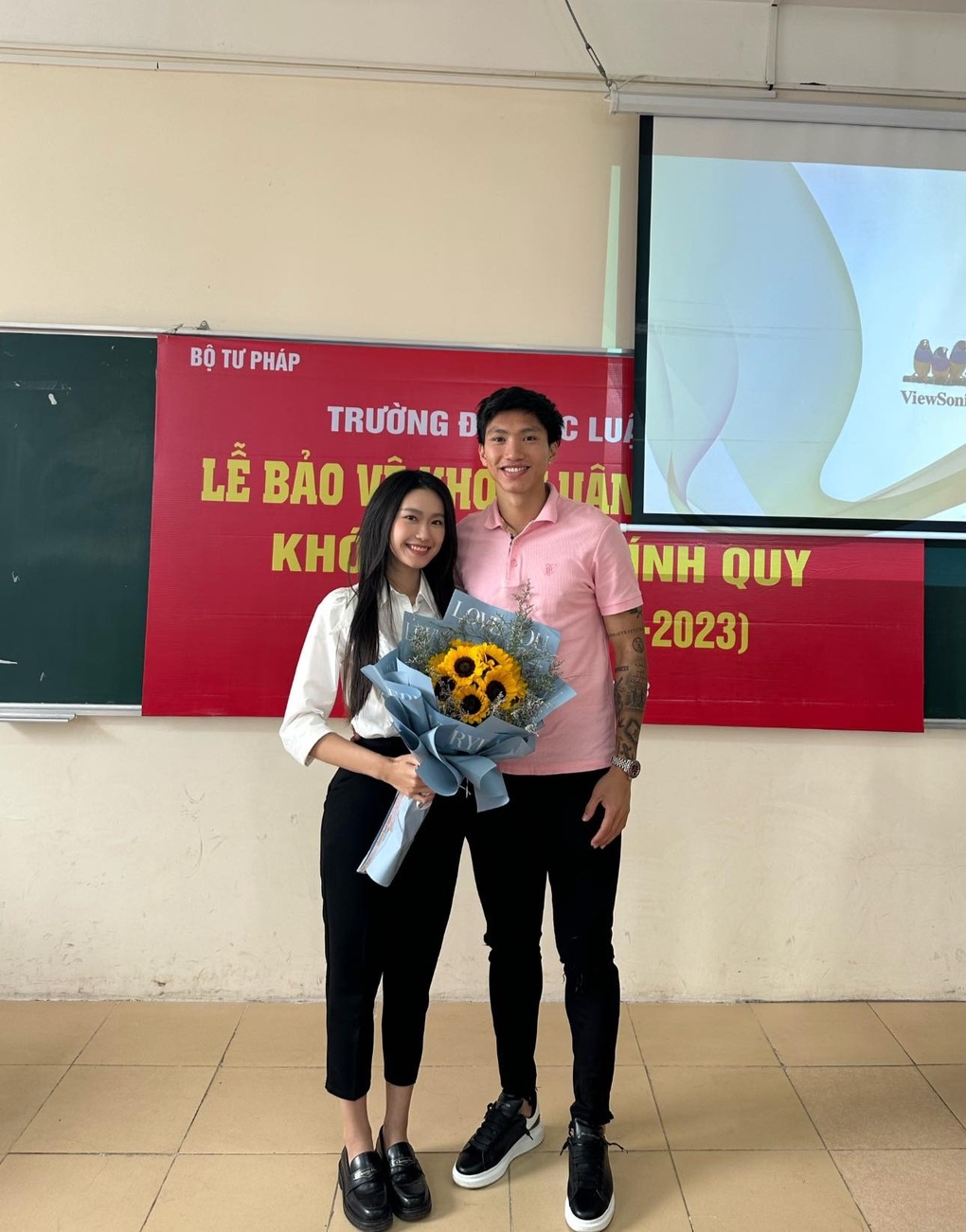 Doãn Hải My luôn có bạn trai Đoàn Văn Hậu ở bên khi bảo vệ khóa luận - 1 Doãn Hải My luôn có bạn trai Đoàn Văn Hậu ở bên khi bảo vệ khóa luận - 1