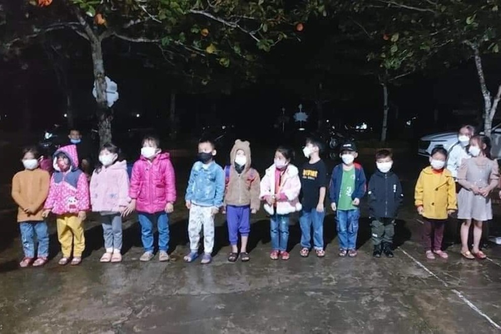 Học sinh lớp 1 mắc Covid-19, 30 bạn học phải đi cách ly trong đêm - 1