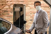 Xe điện khiến các nước xuất khẩu dầu mỏ lo lắng dù giá nhiên liệu tăng cao