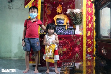Mẹ qua đời vì Covid-19, đau nhói lòng cảnh 2 đứa trẻ mồ côi!