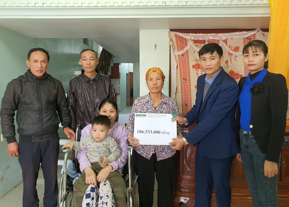 Bạn đọc giúp đỡ góa phụ tật nguyền nuôi 2 con thơ hơn 170 triệu đồng - 1 Bạn đọc giúp đỡ góa phụ tật nguyền nuôi 2 con thơ hơn 170 triệu đồng - 1
