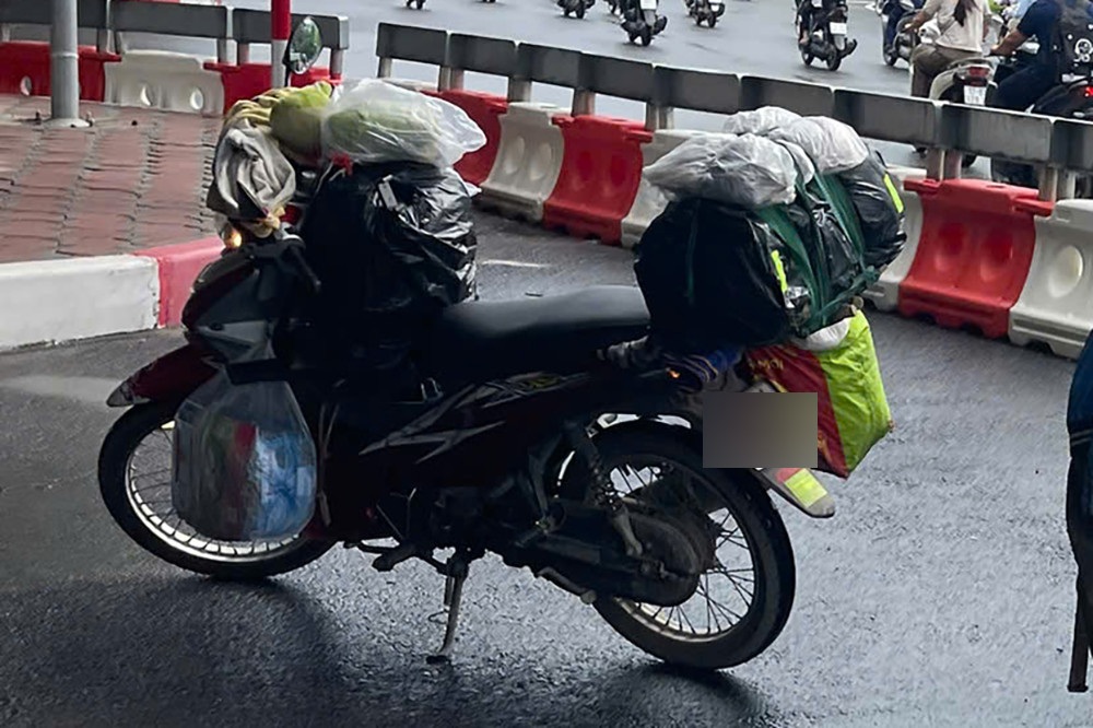 CSGT Hà Nội giúp đỡ gia đình 4 người đi du lịch gặp tai nạn giữa trời mưa - 2
