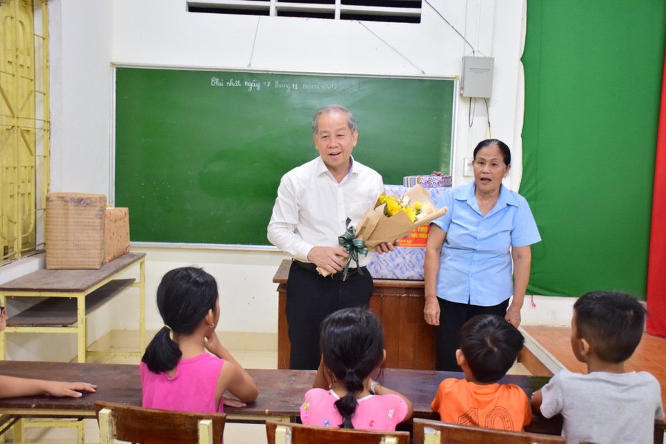 Chủ tịch tỉnh Thừa Thiên Huế thăm giáo viên lớp học tình thương - 1 Chủ tịch tỉnh Thừa Thiên Huế thăm giáo viên lớp học tình thương - 1