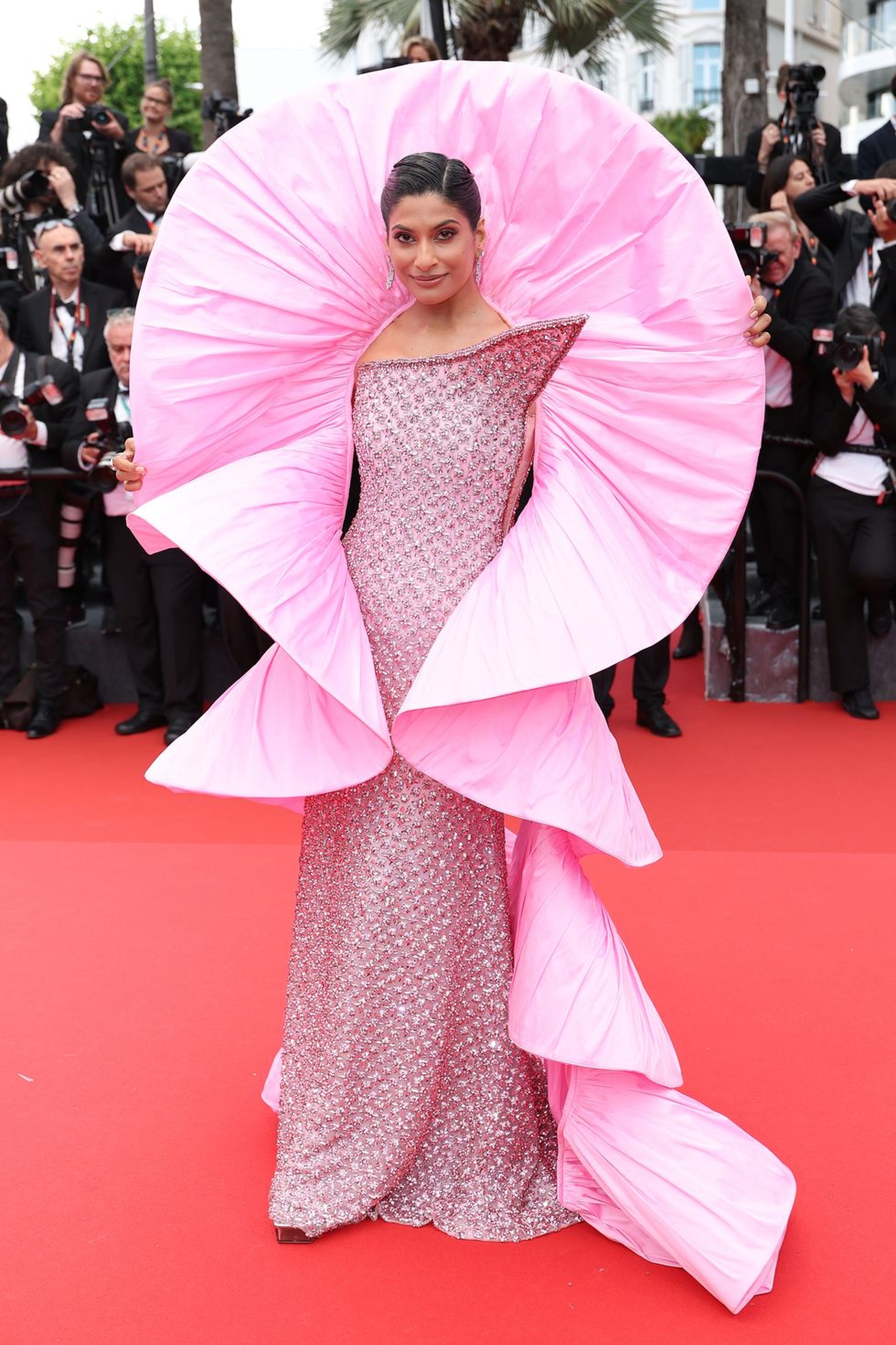 Bất chấp lệnh cấm ở Cannes 2025, Bella Hadid vẫn gây sốc với váy gợi cảm - 13 Bất chấp lệnh cấm ở Cannes 2025, Bella Hadid vẫn gây sốc với váy gợi cảm - 13