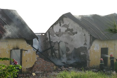 Hỏa hoạn thiêu rụi xưởng gỗ