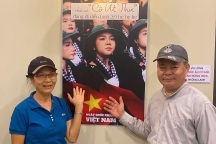 Thành tích “khủng" của cô gái được bố mẹ in hình treo khắp quán cà phê