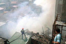 Hà Nội: Hỏa hoạn thiêu rụi hàng chục ngôi nhà, một người chết