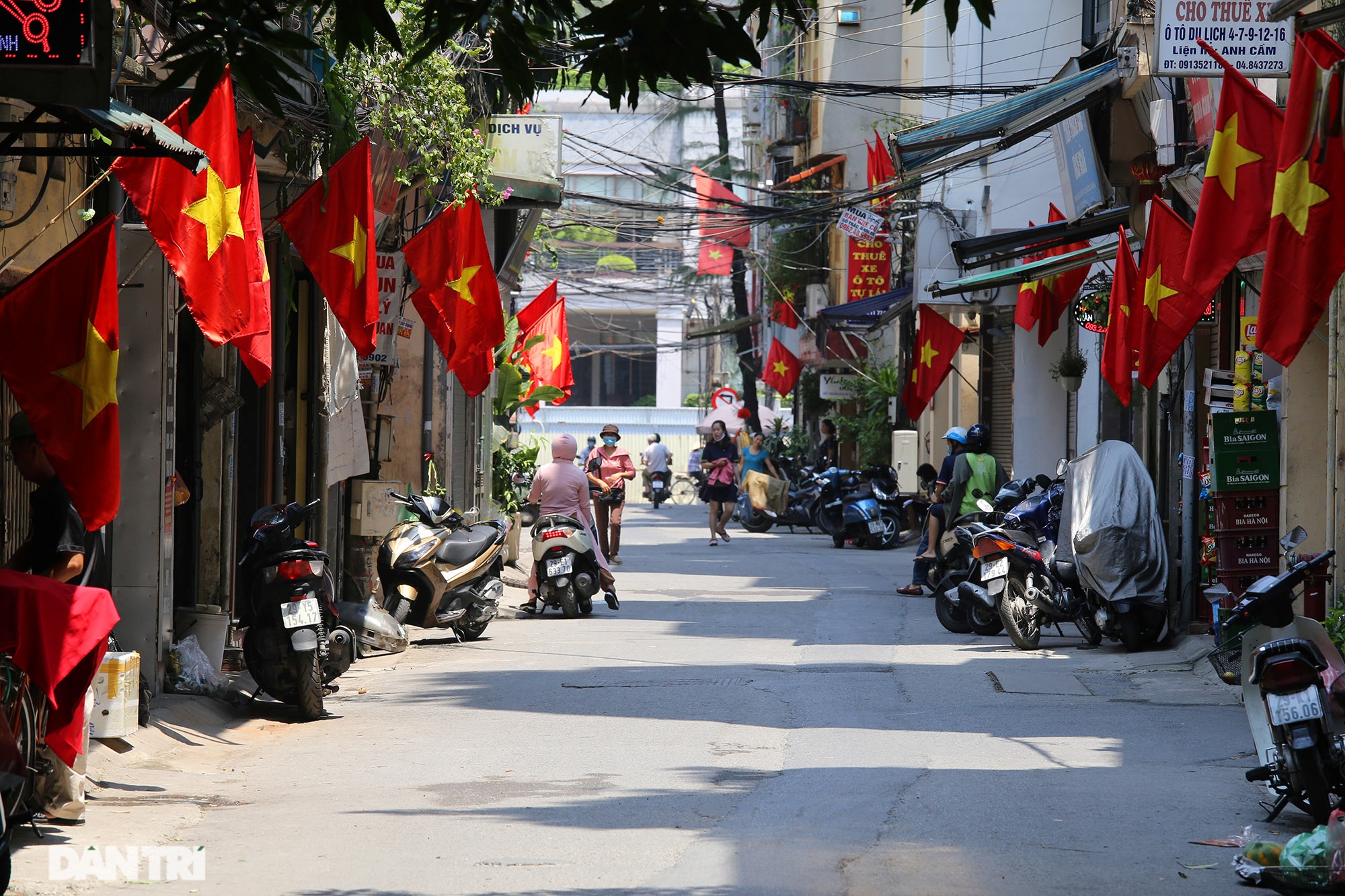 Hà Nội: Cờ Tổ quốc đỏ rực khắp phố phường mừng ngày Quốc Khánh - 8 Hà Nội: Cờ Tổ quốc đỏ rực khắp phố phường mừng ngày Quốc Khánh - 8