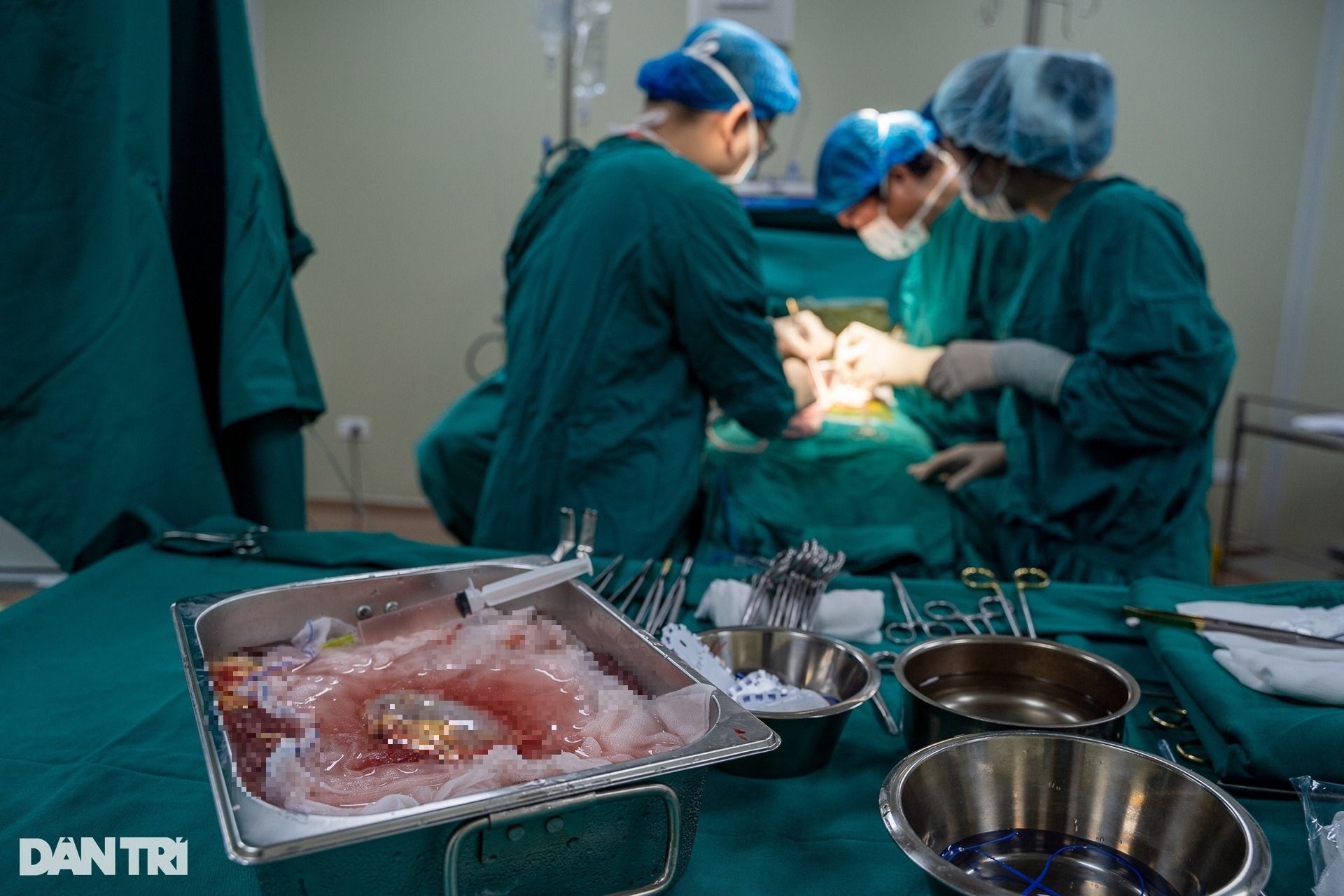 Cận cảnh 30 y bác sĩ giải cứu cô gái suy thận 10 năm không thể uống nước - 17 Cận cảnh 30 y bác sĩ giải cứu cô gái suy thận 10 năm không thể uống nước - 17