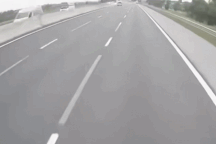 Tránh xe chuyển làn đột ngột, chiếc Lexus lật nghiêng trên đường cao tốc