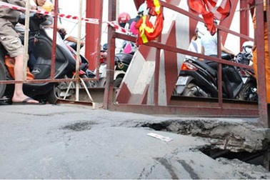 Cầu Đỏ sụp lún, giao thông ùn tắc nghiêm trọng 